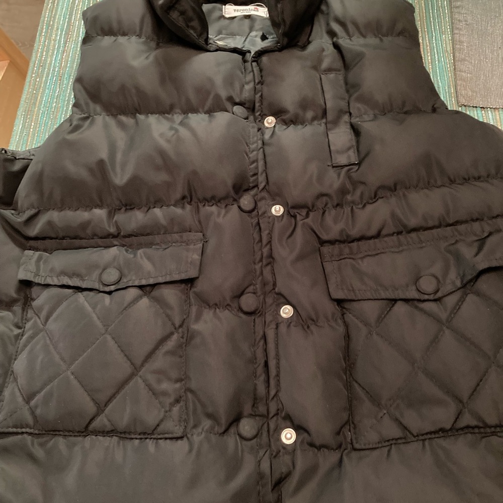 Black puffer vest! Great condition - Picture 6 of 7